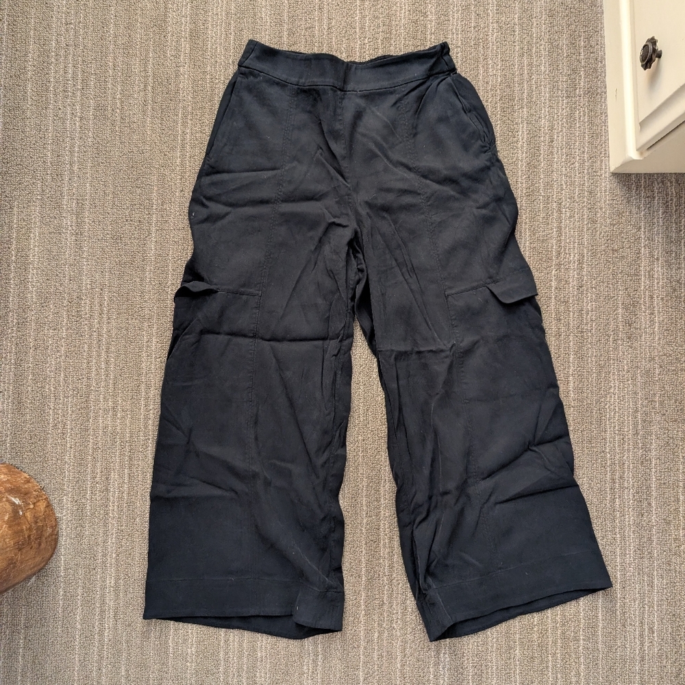Lululemon Light Weight Cropped "Cargo" Pants Size 6